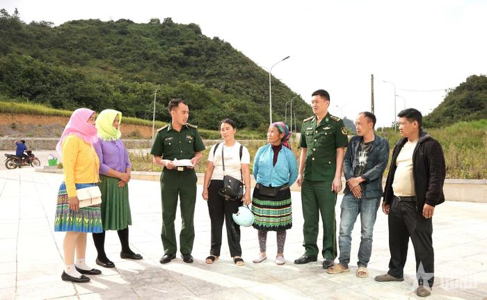 Đại úy Lầu Mí Phứ cùng cán bộ Trạm Biên phòng cửa khẩu Săm Pun phối hợp với cán bộ thôn tuyên truyền, giải thích các quy định pháp luật liên quan trực tiếp đến đời sống người dân.