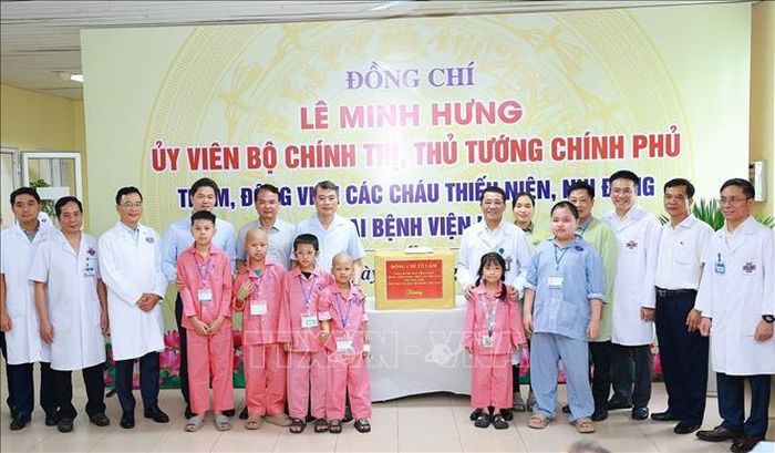Thủ tướng Lê Minh Hưng trao quà của Tổng Bí thư, Chủ tịch nước Tô Lâm tặng các bệnh nhi đang điều trị tại Bệnh viện K cơ sở Tân Triều.