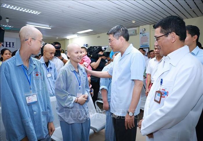Thủ tướng Lê Minh Hưng thăm hỏi, động viên các bệnh nhi đang điều trị tại Bệnh viện K cơ sở Tân Triều.