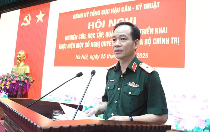  Thiếu tướng Nguyễn Mạnh Hùng, Chủ nhiệm Chính trị Tổng cục Hậu cần - Kỹ thuật giới thiệu những nội dung cơ bản của Chỉ thị số 07-CT/TW, chuyên đề toàn khóa và Chỉ thị số 899-CT/QUTW. 
