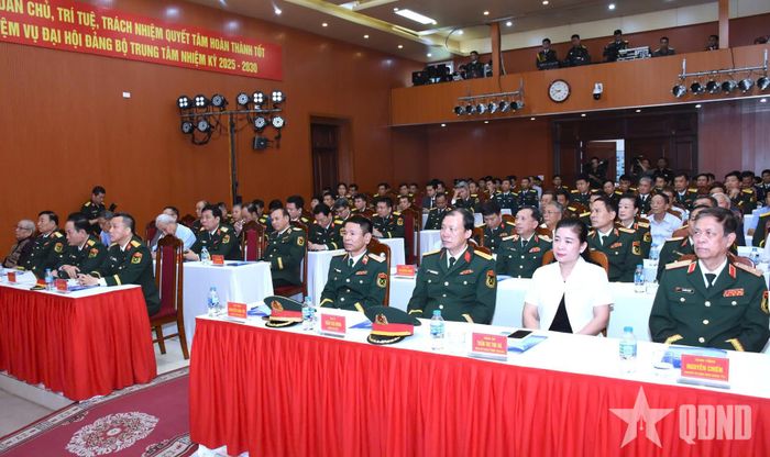  Các đại biểu dự buổi lễ.