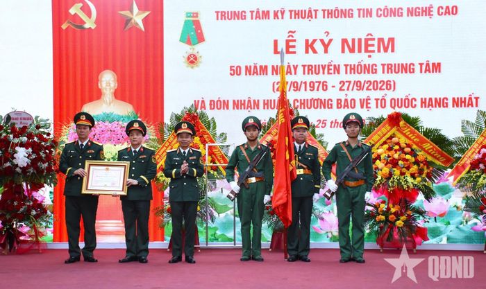 Thừa ủy quyền của Chủ tịch nước, Thiếu tướng Nguyễn Văn Trị trao Huân chương Bảo vệ Tổ quốc hạng Nhất tặng Trung tâm. 