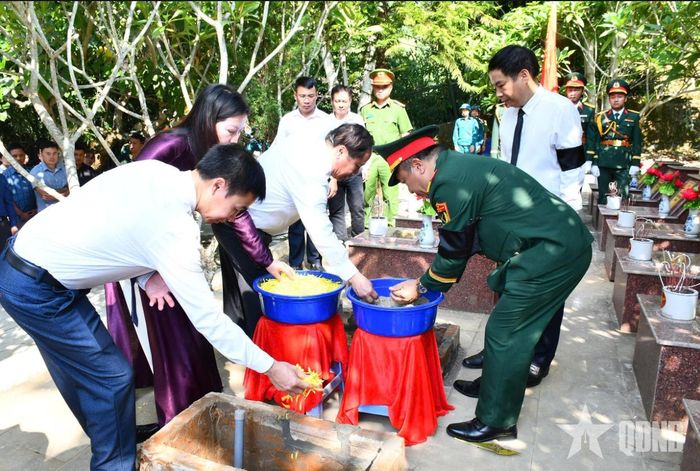  Các đại biểu thực hiện nghi thức an táng.