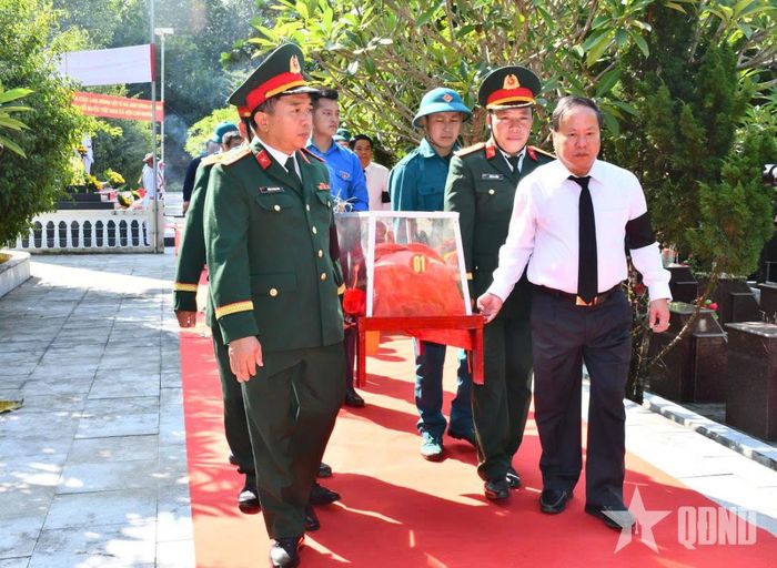  Các đại biểu di chuyển hài cốt tới nơi an táng.