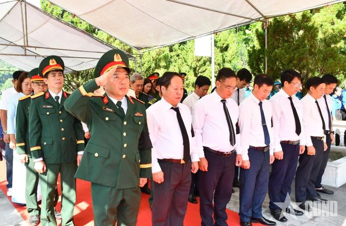  Các đại biểu dành phút mặc niệm tưởng nhớ, tri ân các anh hùng liệt sĩ.