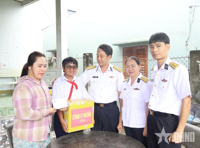 Đại diện Lữ đoàn 171, Vùng 2 Hải quân thăm, động viên và tặng quà các cháu là con ngư dân có hoàn cảnh khó khăn được Lữ đoàn nhận đỡ đầu nhân dịp Tết Trung thu năm 2026.