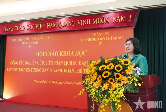 Đồng chí Văn Thị Bạch Tuyết, Phó bí thư Thành ủy TP Hồ Chí Minh phát biểu tại hội thảo. 