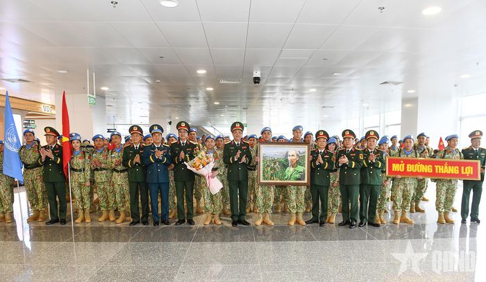  Thượng tướng Nguyễn Trường Thắng chúc cán bộ, nhân viên Đội Công binh số 5 hoàn thành xuất sắc nhiệm vụ. 