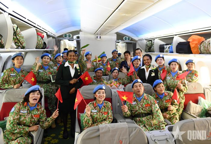  Các thành viên Đội Công binh số 5 trên máy bay, chuẩn bị xuất phát lên đường tới Abyei. 