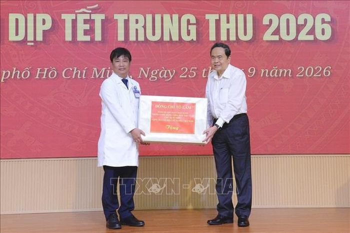 Chủ tịch Quốc hội Trần Thanh Mẫn trao quà của Tổng Bí thư, Chủ tịch nước Tô Lâm tặng các bệnh nhi tại Bệnh viện Nhi đồng 1, TP Hồ Chí Minh.