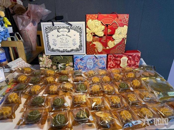Hoàng Thị Phương tạo ra rất nhiều hình dáng cho bánh Trung thu và đóng gói cẩn thận trước khi đem biếu người thân.  