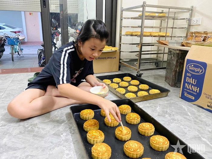  Đặng Bảo Châu rất thích thú khi được quét mặt bánh phụ giúp gia đình.  