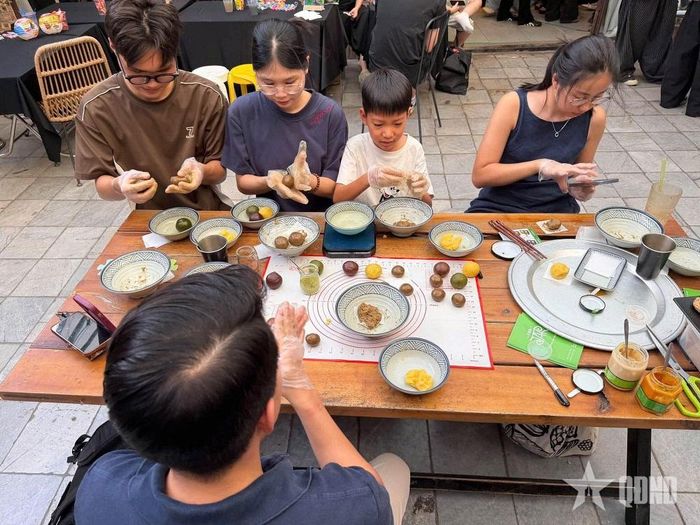  Trẻ em và các bạn trẻ háo hức khi được trải nghiệm làm bánh Trung thu.  