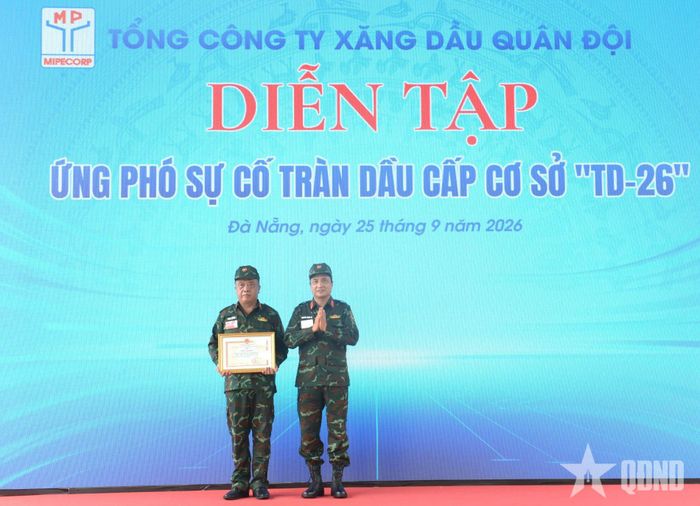  Lãnh đạo Tổng công ty Xăng dầu Quân đội trao thưởng Công ty Xăng dầu Quân đội Khu vực 2.  