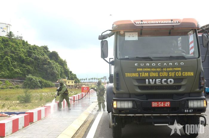  Cán bộ, chiến sĩ Lữ đoàn 88 (Binh chủng Hóa học) xử lý, làm sạch môi trường sau sự cố tràn dầu.  