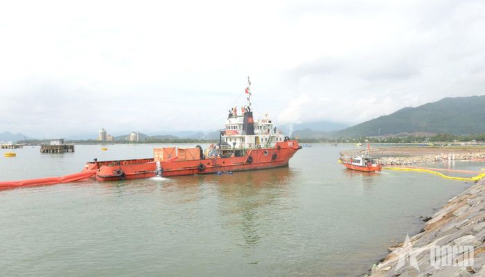 Các lực lượng triển khai phao quây cô lập, thu gom dầu tràn trên biển.  