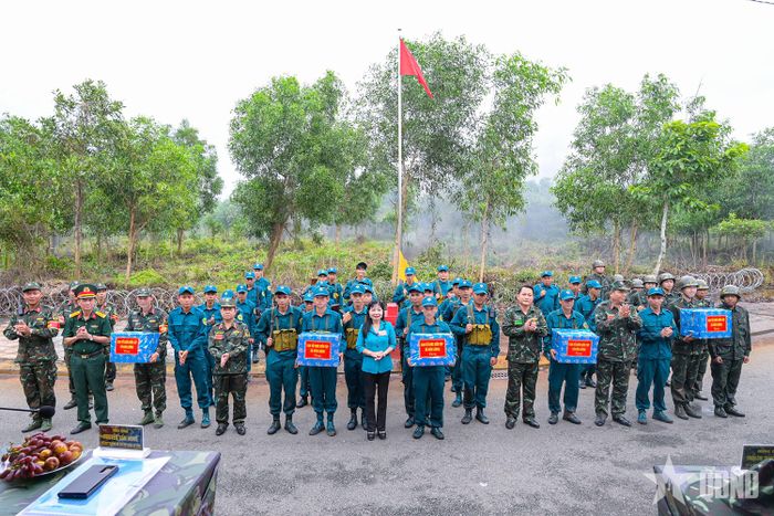 Ban chỉ đạo diễn tập tỉnh An Giang trao quà động viên các lực lượng hoàn thành tốt nhiệm vụ trong diễn tập.