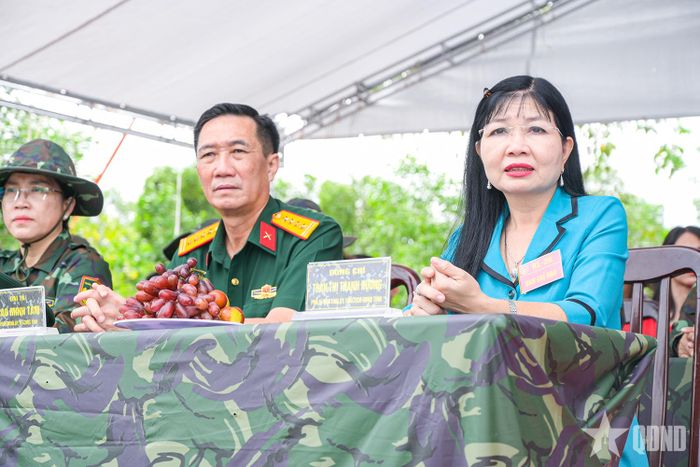 Đồng chí Trần Thị Thanh Hương, Phó bí thư Tỉnh ủy, Chủ tịch HĐND tỉnh và các đại biểu tham dự diễn tập.