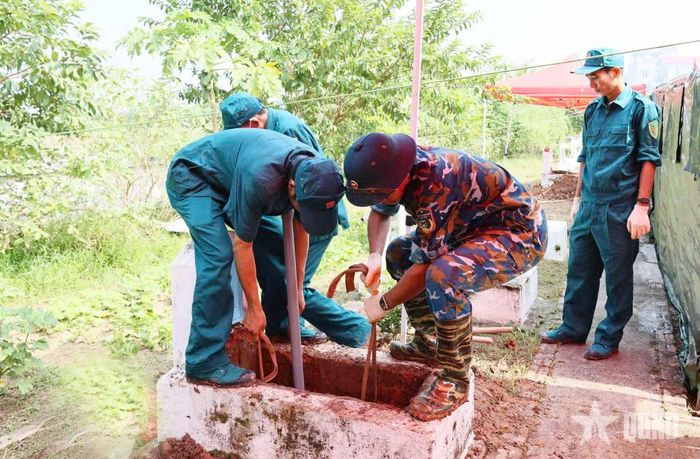  Tại các nghĩa trang liệt sĩ trên địa bàn xã Quảng Bị, các quy trình lấy mẫu được cán bộ, chiến sĩ Trạm Radar 26 và các lực lượng thực hiện chặt chẽ, khoa học, bảo đảm tính chính xác và trang nghiêm.  