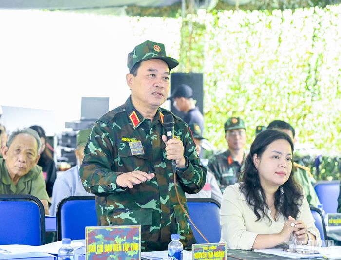 Thiếu tướng Nguyễn Văn Ngành, Chỉ huy trưởng Bộ CHQS tỉnh, Phó trưởng ban Thường trực Ban chỉ đạo diễn tập khu vực phòng thủ tỉnh Cà Mau theo dõi, chỉ đạo diễn tập.