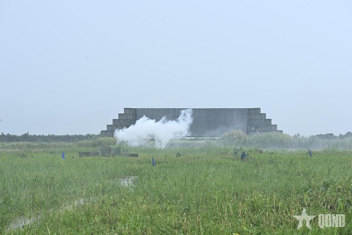 Trung đội Dân quân thực hành chiến đấu tập kích mục tiêu.