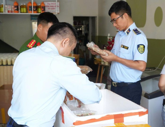 Đội Quản lý thị trường số 25 (Chi cục Quản lý thị trường TP Hà Nội) phối hợp Công an phường Chương Mỹ kiểm tra nguyên liệu làm bánh Trung thu tại cơ sở kinh doanh trên địa bàn. Ảnh: Chi cục Quản lý thị trường TP Hà Nội