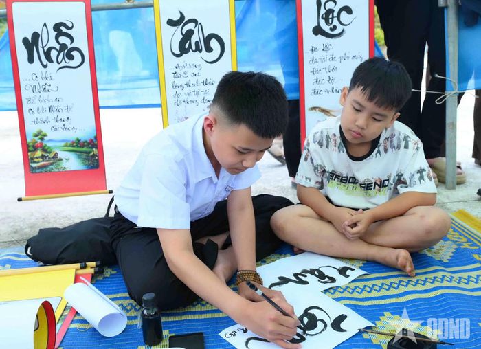 Trẻ em xã Sa Loong, tỉnh Quảng Ngãi thích thú với hoạt động viết thư pháp tại chương trình vui Tết Trung thu do Đoàn Kinh tế - Quốc phòng 732 tổ chức.