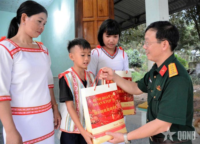 Đại tá Nguyễn Văn Mười, Bí thư Đảng ủy, Phó đoàn trưởng Đoàn Kinh tế - Quốc phòng 78 trao quà Trung thu tặng trẻ em dân tộc Rơ Măm ở làng Le, xã Mô Rai, tỉnh Quảng Ngãi.