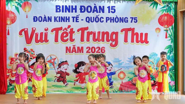 Các cháu Trường Mầm non Sao Mai (Đoàn Kinh tế - Quốc phòng 75) vui Tết Trung thu.