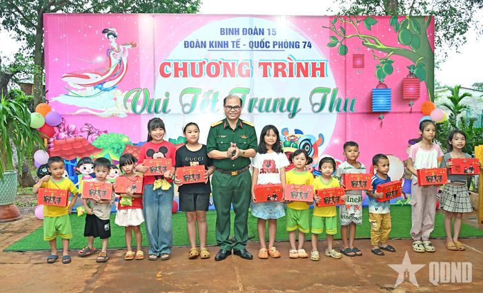 Đại tá Đậu Thiện Lương, Đoàn trưởng Đoàn Kinh tế - Quốc phòng 74 trao quà Trung thu tặng các cháu ở xã Ia Chia, tỉnh Gia Lai.