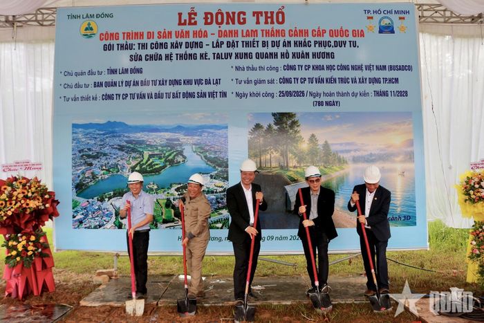 Các đại biểu thực hiện nghi lễ khởi công công trình.