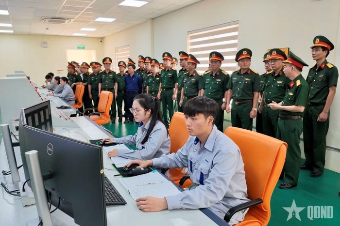 Đoàn kiểm tra thực tế tại Trung tâm điều khiển dây chuyền sản xuất thuốc nổ công nghiệp của Nhà máy Z113.
