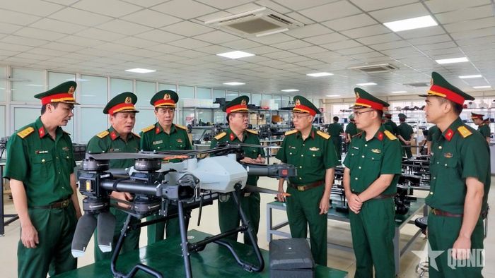 Đoàn tham quan sản phẩm UAV do Nhà máy Z113 sản xuất.