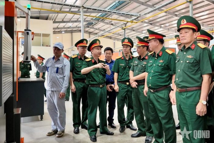 Đoàn kiểm tra hoạt động thực tế tại dây chuyền sản xuất đạn của Nhà máy Z113.