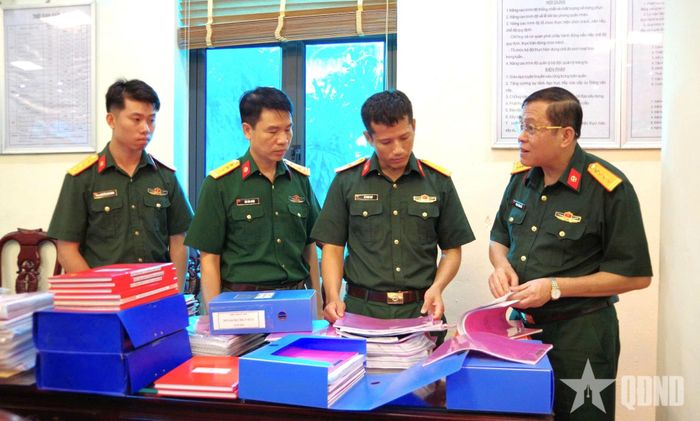 Đại tá Phạm Công Hữu kiểm tra sổ sách của Lữ đoàn 86. 