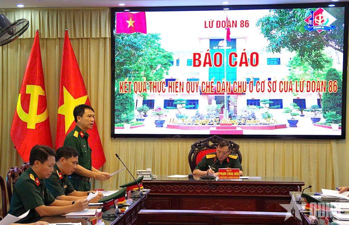Đại tá Bùi Văn Luyện, Bí thư Đảng ủy, Chính ủy Lữ đoàn 86 báo cáo kết quả thực hiện Quy chế dân chủ ở cơ sở của Lữ đoàn 86.