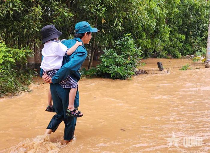 Đưa cháu nhỏ đến nơi tránh trú. 
