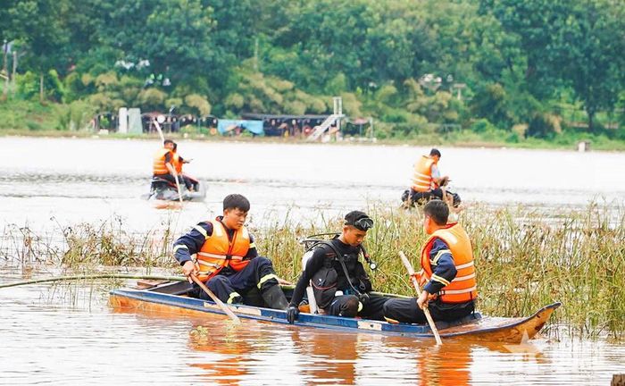  Lực lượng chức năng TP Đồng Nai tìm kiếm, cứu nạn trong mưa lũ. 