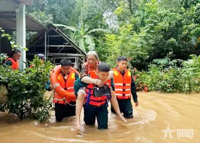 Lực lượng dân quân di chuyển người dân đến nơi an toàn. 