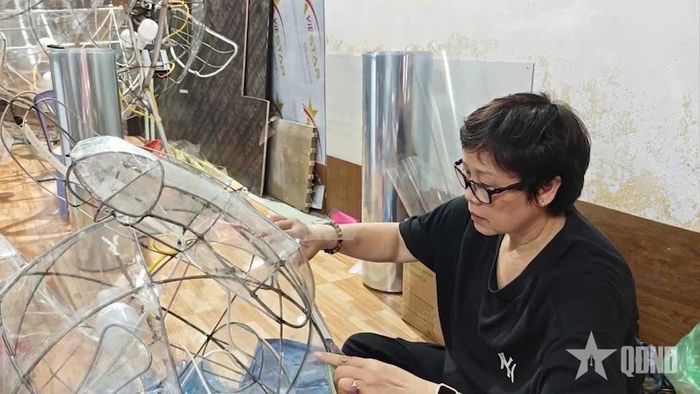 Các mô hình được dán ni lông bao quanh khung sắt đã tạo hình.