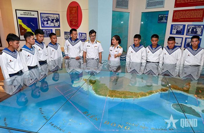 Các chiến sĩ Lữ đoàn 125 nghe giới thiệu về lịch sử hình thành "Đường Hồ Chí Minh trên biển".