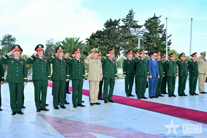 Đại tướng Nguyễn Trọng Nghĩa và đoàn đại biểu chính trị cấp cao Quân đội nhân dân Việt Nam đặt vòng hoa tại Đài tưởng niệm Liệt sĩ ở thủ đô Algiers. 