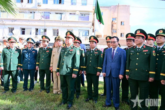 Đại tướng Nguyễn Trọng Nghĩa và các đại biểu nghe giới thiệu về Bia tưởng niệm Chủ tịch Hồ Chí Minh. 