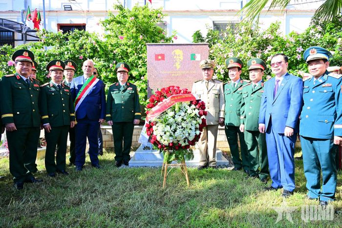 Các đại biểu chụp ảnh chung tại Bia tưởng niệm Chủ tịch Hồ Chí Minh ở thủ đô Algiers. 