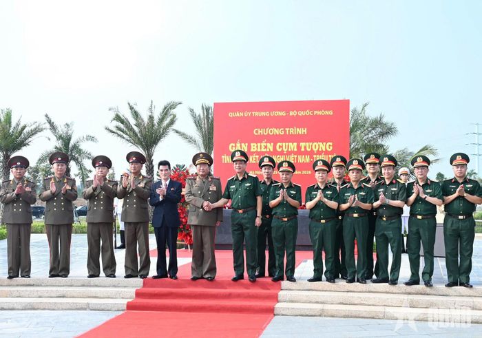 Thượng tướng Nguyễn Trường Thắng, Thượng tướng Ryo Chol Ung cùng các đại biểu hai đoàn.