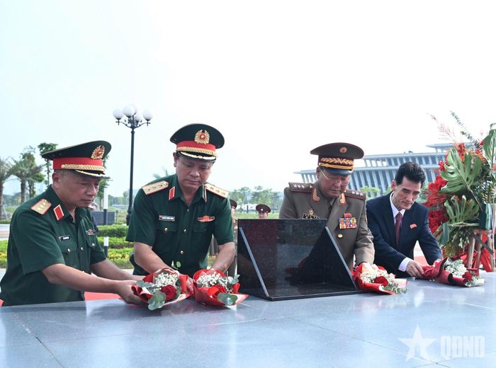 Các đại biểu đặt hoa tại khu vực sẽ dựng Cụm tượng.