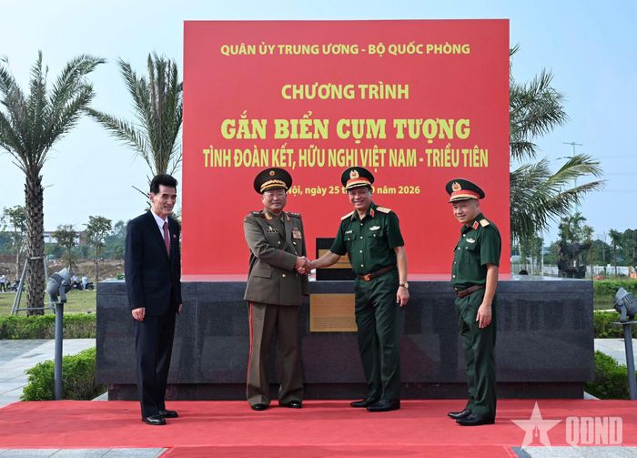 Thực hiện nghi thức gắn biển tại khu vực sẽ dựng Cụm tượng.