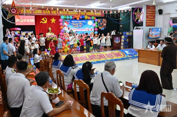 Đại biểu dự chương trình cổ vũ các cháu vui chơi cùng chú Cuội.