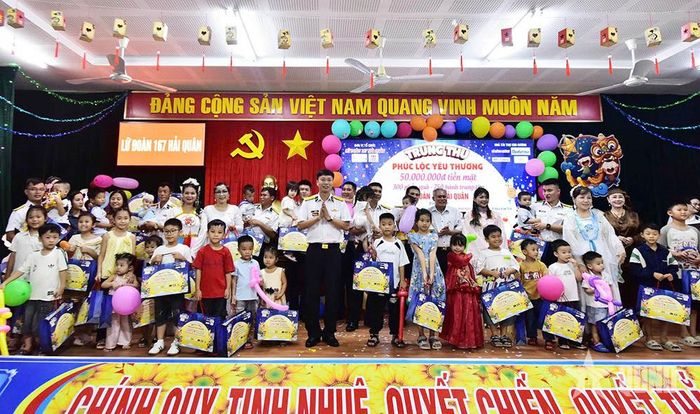 Đại diện Lữ đoàn 167 và đơn vị, địa phương phối hợp trao quà tặng các cháu thiếu nhi.