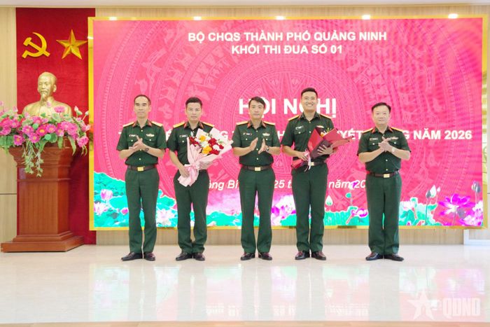 Đại tá Bùi Đức Lâm, Phó chỉ huy trưởng, Tham mưu trưởng Bộ CHQS thành phố tặng hoa chúc mừng Ban CHQS phường Uông Bí - đơn vị Khối trưởng năm 2026 và Ban CHQS phường Mạo Khê - đơn vị Khối trưởng năm 2027.
